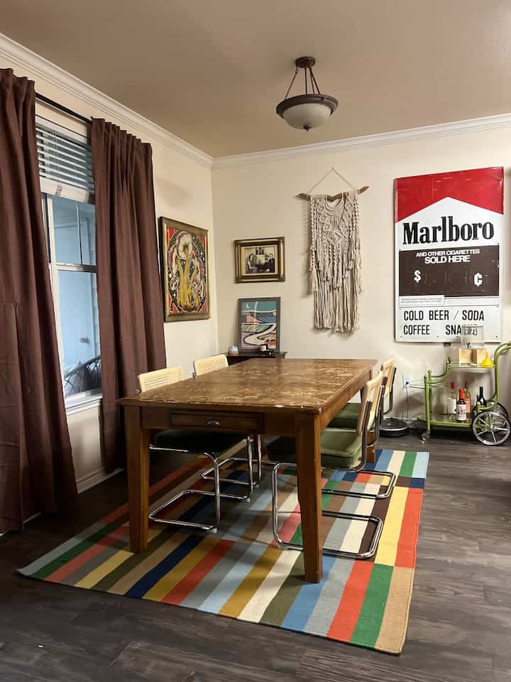 Stepping back in time with my unique retro deco style dining room! Where every piece tells a story ✨🍽️ 
#RetroVibes #DiningRoomGoals #InteriorInspo #DiningTable #RetroDecor #EclecticStyle