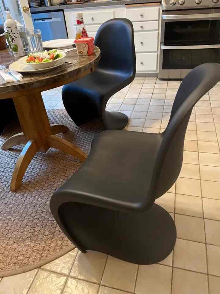 <div>Elegance meets style with this black dining chair 🖤✨</div><div>#DiningInStyle #MarbleMagic #HomeDecor</div>