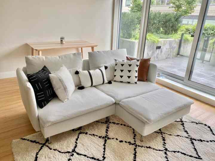 Menemukan ketenangan di sofa kain putih ini, dikelilingi bantal empuk dan karpet bulu yang nyaman. Tempat yang sempurna untuk melepas lelah dan bersantai ✨🤍 
#CozyCorner #HomeVibes #CalmSpace