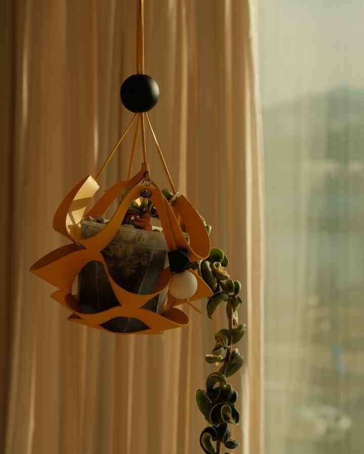 (#제품제공) got a new plant (again haha) - 気まぐれな天候で気分を変える🪴🤍 #식물쇼핑 #roominspo #plantsplantsplants #plantmom

植物とまるで一体のように空中で調和する形が美しい
プラッツのハンギングポットカバー🪴
花びらを思わせる美しい形をした
革素材のポットカバー、私の気に入ったんですよ😍

ストーリーに少しスポしたけど反応が良かったですね！
ヨーロッパやアメリカなどで購入したいという方がいらっしゃいました！ 🥰
海外配送も可能です。
全てのお問い合わせは@plats_official こちらへお気軽にご連絡ください🤍

🏷️プラッツハンギングポットカバー+ホヤ@plats_official

-
#plats #플랫츠 #댕글 #행잉팟커버 #midcenturymodernhome #droolart #louispoulsen #vitra #hermanmiller #andtradition #장미맨숀 #bedroominspo #plantlover #monsterathaiconstellation