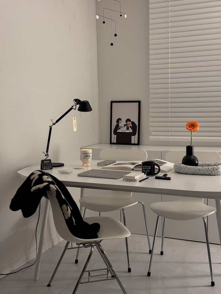 #데스크테리어족 hari ini Di hari yang sangat dingin ini, rumah yang hangat terasa lebih berharga. Saya senang memiliki desk terrier, kopi, dan bunga penuh rasa.

#Desk Terrier #데스크소품 #온더데스크 #책상 #책상꾸미기 #식탁 #테이블 #체어 #스탠드 #수납장 #데코타일 #꽃인테리어 #홈카페인테리어 #방꾸미기 #내방꾸미기 #원룸인테리어 #모던인테리어 #무채색인테리어 #홈데코 #모빌 #인테리어소품 #포스터 #룸데코 #화이트인테리어 #룸투어 #감성인테리어 #캔들홀더 #작은방 #신혼집꾸미기 