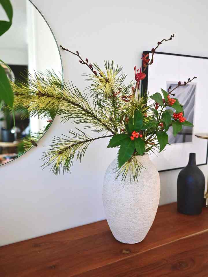 お正月が遠い昔のようにすっかり日常に戻ってしまい、ゆっくりインテリアのことを考える時間がないですが、、、
せっかく撮った正月の写真をあげておこう🤳
千両と蛇の目松は10日以上経ちますが今も元気です！

#フラワーベース #千両 #祝箸 #お正月