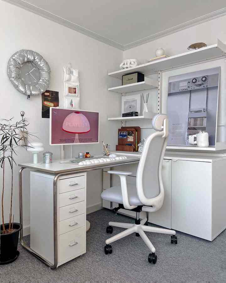 白を基調としたホームオフィス、清潔感ある机とオフィスチェアが配置されたミニマルなインテリア