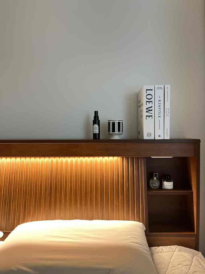 ベッドスペースの雰囲気を少し変えたい
これをアップロードしました。
集めてみるとブラック＆ホワイトで統一されたんですよ🖤🤍
使わないコーヒーカップはスワイプハンドルを覆っています。  #침대 #침대프레임 #홈앤힐 #침대인테리어 #침대헤드 #조명침대 #라지킹침대 #모형책 #책모양 #kinfolk #loewe #cos #맞팔