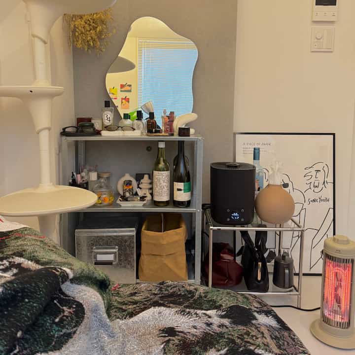 BRUNOのカーボンヒーター
いいかんじ😌💭

#一人暮らしインテリア #ヒーター 
#猫がいる暮らし 