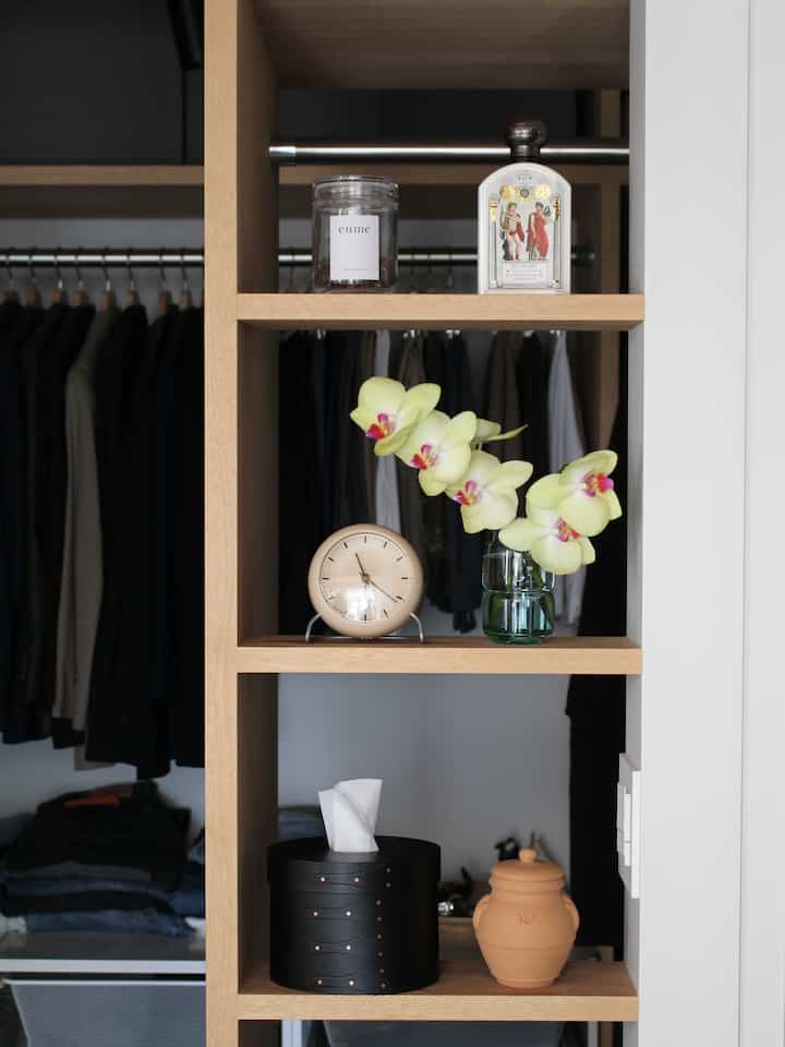 サンタマリアノヴェッラのホームフレグランスポプリが仲間入り。
ポットの蓋を閉めていてもほのかに香ります。
エッセンシャルオイルが染み込んだポプリからは調合された伝統的な香りが広がり部屋全体を癒しの空間にしてくれます。

リビングのウォールシェルフに飾ってたファレノが短くなってきたのでこちらへ移動しました。
痛んできた花をカットして元気な花だけにするとしっかり栄養が行き届くので長持ちします。

#サニタリールーム #洗面所インテリア #洗面所 #脱衣所 #バスルーム #ウォークインクローゼット #クローゼット #クローゼット収納 #収納棚 #飾り棚 #ポプリ #置き時計 #花 #シェーカー