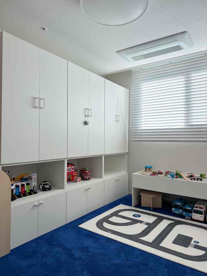 Even though I made a built-in closet in the master bedroom, there wasn't enough closet space, so I had to put a closet in the small room to store my child's clothes and my husband's clothes.
I also wanted to make a playroom, so I used the upper part as a closet and combined IKEA Platsa products to make the lower part for toy storage and display!
This is a picture of the playroom where you can see how much my child, who loves cars, likes it just by looking at the room.🤭🩵
Thanks to this, my child sometimes enjoys playing with cars and trains in the room by himself.🩵

#Home decoration #아이방꾸미기 #놀이방꾸미기 #놀이방인테리어 #자동차도로 #놀이방러그 #아이가있는집 #아기옷장 #아기장난감정리 #빠방존 #놀이방인테리어 #아기방러그 #러그추천 #러그인테리어