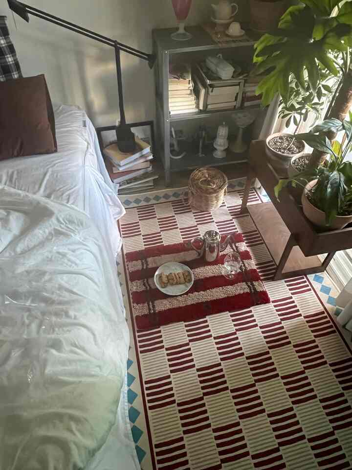 I changed the mood for the New Year! 

I really like the design that instantly changes the room to a vintage feel

It's easy to manage because it's short hair, and the color is not burdensome, so it naturally blends in with the room

The small doormat is a red color that goes well with winter and has a soft texture, so it's perfect for adding a point❤️

It's amazing because it fits perfectly into the existing space!🤭

#NewYearBrightHome #새해맞이 #러그 #발매트 #분위기전환 #예쁜템최고야 #방꾸미기 #빈티지인테리어 #러그추천 #침실인테리어 #내방꾸미기 #포토존꾸미기