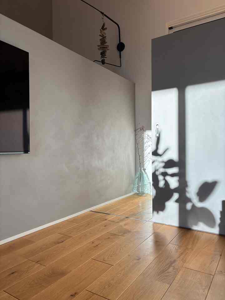 リビングから階段への道。造作のドアがあります。
この一枚があるだけで、部屋の暖まり方がちがう。すごい。 #リビング #暖房効率 #オーク 