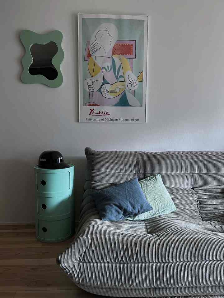 Kartellのコンポニビリの中にはリモコンやインセンス、ライター、マッサージグッズなどなど、すぐとれて隠しておきたいものを入れています

#Kartell  #コンポニビリ #リビング収納 #リビングインテリア #リーンロゼ　#トーゴ　#リノベーション