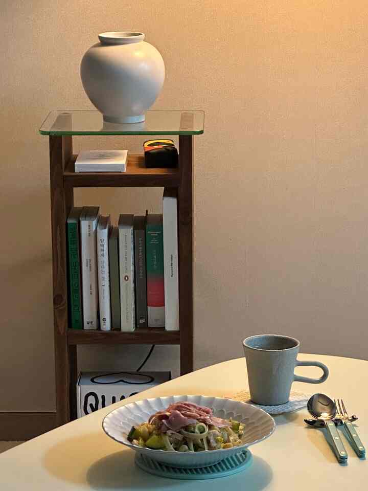 
My husband is going out for 2 nights and 3 days, and I have time alone.
I'm busier🔥🔥
I'm taking care of the housework that's piled up, my homework that's piled up,
and my blog homework that's piled up,,,,
In the meantime, I eat well by myself hehe 🤎

#Iraenesweethome #전세인테리어 #전세집꾸미기
#house decoration #빈티지무드 #빈티지인테리어
#wood interior #거실인테리어 #혼자서도잘먹어요 
#Today's scene #오늘의우리집 #온더테이블
#Oh Home Restaurant #콘스프기록 #신혼일상 
#Pasta #집에서제일바빠 #거실무드