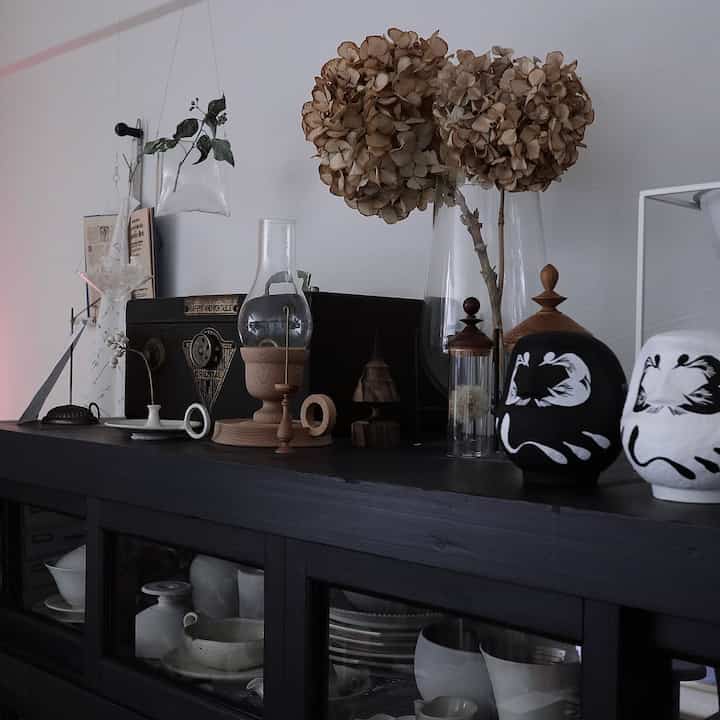 この水屋は背が低めなので
上はお気に入りの作家さんの作品などを飾る
ディスプレイコーナー
少しずつ微妙に替えて楽しんでます♪

今のメインは ひとめぼれした
北山栄太さんのウッドツリー𖠰
樹齢100年以上の柿の木で作られていて
この模様は自然のものなんだそう
ずっと見ていられる美しさなり✧



#日々の暮らし
#暮らしを楽しむ 
#暮らしの記録 
#すきなものに囲まれて暮らしたい 
#好きなものに囲まれた暮らし 
#デザイナーズだるま
#高崎だるま
#北山栄太
#ウッドツリー
#森のおこぼれ
#直井真奈美 
#ミックスインテリア
#アンティークのある暮らし
#古いものがある暮らし 
#古道具のある暮らし 
#水屋
#食器棚
#うつわのある暮らし 
#うつわ好きと繋がりたい 
#海外インテリアに憧れる
#インテリア好き 
#暮らしの道具 
#モノトーン雑貨
#マンション暮らし 
#マンションインテリア
#eosm100