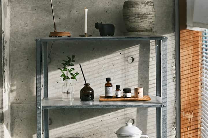 我が家の香りもの紹介①

無印のinterior fragrance oilのCitrusの香りがずっとお気に入り🍊
甘すぎる香りが苦手なのだけど、部屋全体に広がっても心地良い香り
最近リニューアルしたのか、見た目がよりオシャレになっていて嬉しい🐢

それと、yes fragranceの香りものシリーズもお気に入り☺︎
このブランドも天然素材を使っているらしく、どれもナチュラルな香り🌿
一番右の木のディフューザーには、アロマオイルを垂らして使える仕様です( ◠‿◠ )

#アロマ #アロマディフューザー #お香 #棚 #飾り棚 #飾り方 #インテリア #インテリア雑貨 #古道具 #古家具 #器 #食器 #花瓶 #観葉植物 #コンクリート #コンクリート打ちっ放し #無印良品 #フレグランス #ディフューザー 