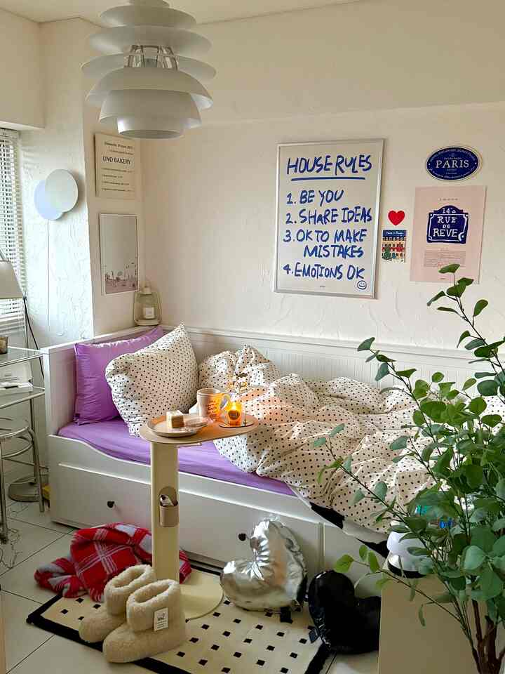 My recent bedroom 🛌 My favorite dot bedding 🖤
When the tree is out and after it's been put away.
A room without a tree is too lonely 🙂‍↔️

#Side table #コーヒーテーブル #テーブル #ベッドルーム #寝具 #寝室 #사이드테이블 #쇼파테이블 #침실 #침구 #ベッドルームインテリア #寝室インテリア #マイルーム #マイルームインテリア #韓国インテリア #マンション暮らし #침실꾸미기 #침실인테리어 #오늘의집 #홈인테리어 #아파트인테리어 
