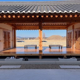 경주 테라로사 한옥을 미를 그대로 살리고 대청마루를 통해 고분뷰를 완성시켰어요. 안채, 사랑채등 옛 시절 한옥처럼 여러장소를 나누어 실내에서도 독립적으로 커피를 마실 수 있는 공간과 야외 정원, 길목 곳곳이 정말 아름다워요. 경주 놀러오시면 한번쯤 구경하기 좋은 것 같아요. 마침 가오픈이라 호다닥 다녀왔어요➰🤸
가오픈기간이니 참고하셔요🤍🤎
#경주 #나가놀아요 #텀블러 #테라로사 #한옥인테리어 #한옥카페 #경주여행 #경주카페 #경주테라로사 #경주핫플 #여행 #신혼부부일상 #주말일상 #주말나들이 #주말에뭐하지 #텀블러 #미르 #미르텀블러 #맞팔 