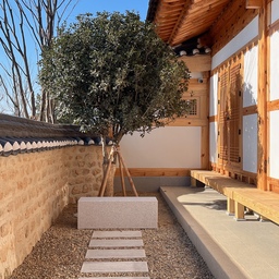 경주 테라로사 이번 사진들은 인테리어 요소 b컷 사진들🧡😆
한옥을 미를 그대로 살리고 대청마루를 통해 고분뷰를 완성시켰어요. 
안채, 사랑채등 옛 시절 한옥처럼 여러장소를 나누어 실내에서도 독립적으로 커피를 마실 수 있는 공간과 야외 정원, 길목 곳곳이 정말 아름다워요. 경주 놀러오시면 한번쯤 구경하기 좋은 것 같아요. 마침 가오픈이라 호다닥 다녀왔어요➰🤸
가오픈기간이니 참고하셔요🤍🤎
#경주 #나가놀아요 #텀블러 #테라로사 #한옥인테리어 #한옥카페 #경주여행 #경주카페 #경주테라로사 #경주핫플 #여행 #신혼부부일상 #주말일상 #주말나들이 #주말에뭐하지 #맞팔