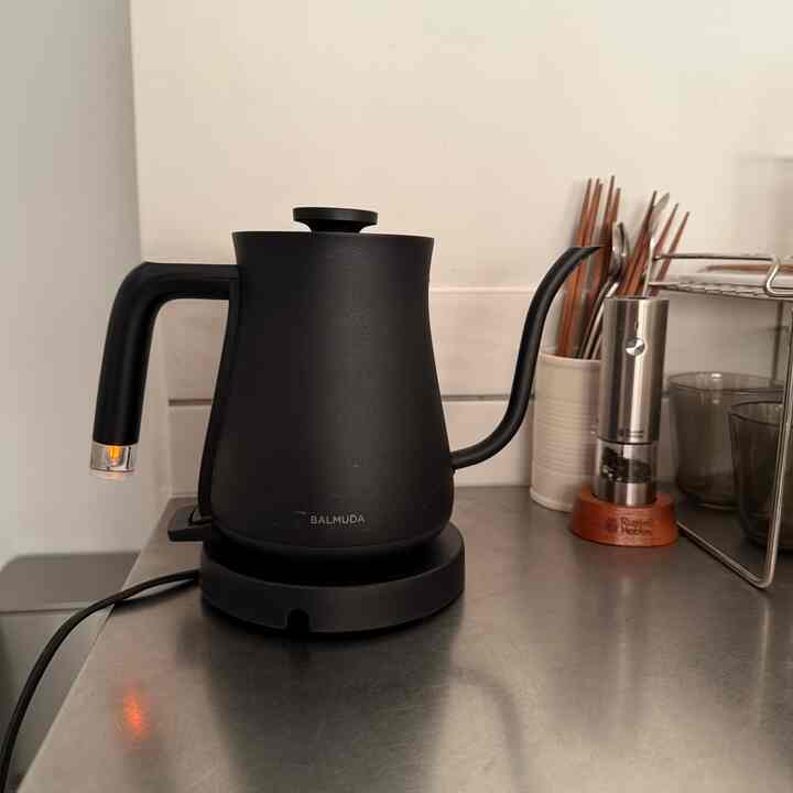 キッチンで愛用しているBALMUDAのThe Pot。
スイッチを入れるもオレンジ色に点灯する持ち手が可愛い🧡デザインも使い易さも◎


#BALMUDA The Pot
#バルミューダポット
#電気ケトル
#ARABIAムーミンマグ
#ラッセルホブスペッパーミル
#Panasonicキッチン
#マンションリノベーション