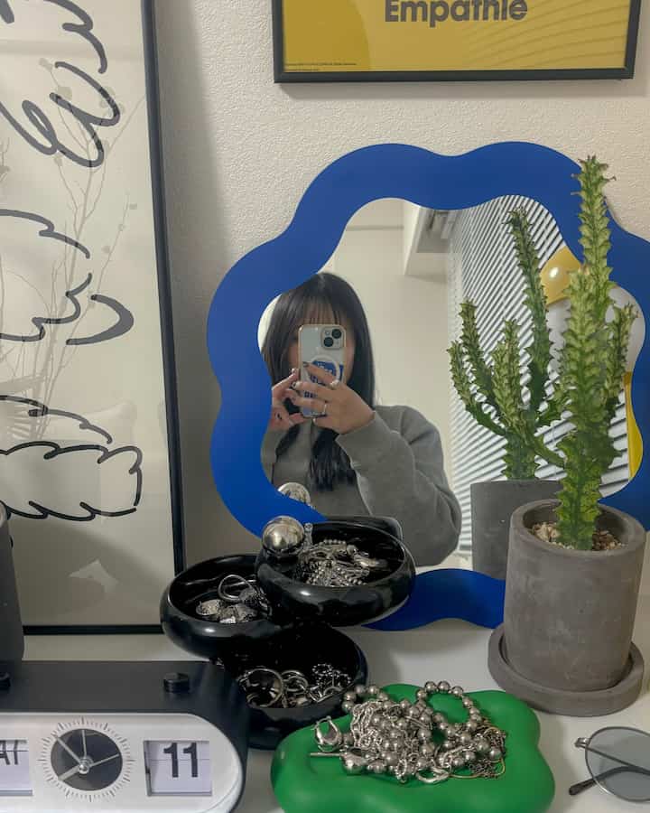 A lot of people have been praising IKEA's Prunk Haron
and my fanboy heart was excited so I bought one too...💙

It's cute how wavy it is

#Interior #ベッドルーム #韓国インテリア #1K #8畳 #一人暮らし #一人暮らし部屋 #ディスプレイラック #ミラー #IKEA引き出し #IKEA購入品