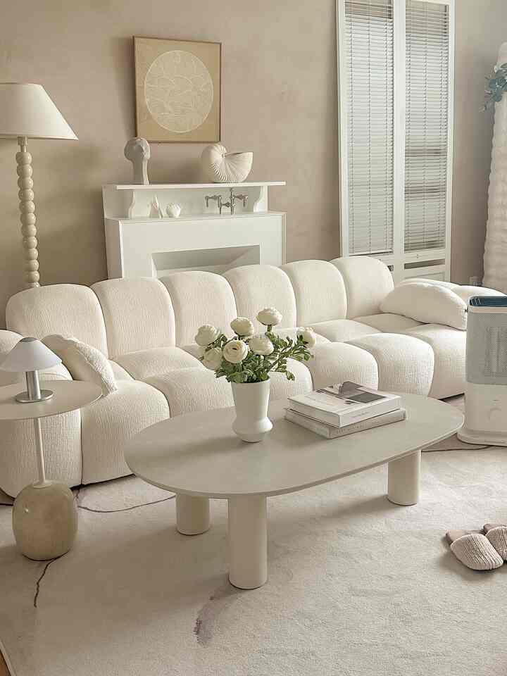 協賛アトソファテーブル

私の家に新しいソファテーブルが来ました🙌🏻

サムアンドデコのミッドセンチュリーモダンスタイルのアトソファテーブルです！
非定型デザインでおしゃれでユニークなので、それ自体でもオブジェになってくれるソファテーブルですよ！ 🤍

モダンで柔らかい非定型天板は、自由で感覚的な雰囲気を作り出し、しっかりした素材の12T統セラミック天板で、衝撃、摩耗、汚染にも強い耐久性で長く使用しても変形や損傷が少なく、騒音やハウリングの心配もなく使用可能です。

ラウンド型の角でペットや幼児のいる家でも安全に使えるという点もとても良いですね！

しっかりとした厚みのある下部は、しっかりと効果的に支えることができるように設計され、揺れなく安定的に支えてくれ、丸みを帯びた円筒形のデザインでユニークな感じを加えてくれます！

柔らかくスッキリとしたクリームベージュのカラーのフレームは、明るくエレガントな雰囲気を作り出し、ライトグレーのカラー天板でさらに高級感を感じます🫶🏻

サムアンドデコのジュルソブルーと一緒に置くとセットみたいではないですか？

🏷️アトソファテーブル -  #커피테이블 #미드모던센츄리 #북유럽인테리어 #화이트인테리어 #거실인테리어 #아파트인테리어 #신혼부부인테리어 #homedecor #interior #whiteinteriors #homedesign