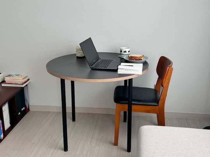 #거실스타일링

リビングルームにテーブルがある家がうらやましかったです。 
とても満足のいくバッチです！  #livingroominterior #서랍장만들기 #diy #가구만들기 #원형테이블 #900테이블 #블랙테이블  #신축 #맞팔 #가성비가구