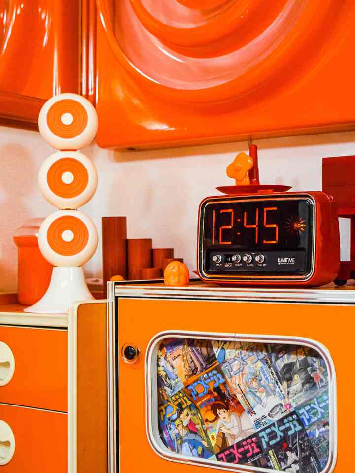 Yesterday I visited an antique furniture store I had been interested in, and the owner and I hit it off, and he gave me a 1970s LUMRTIME clock at a bargain price.
The exterior was beautiful, but several of the light bulbs were burnt out.
I took it apart yesterday and replaced the light bulbs, and it now works properly.
I told him that I repair clocks as a hobby, and he said that they were junk, but I would like to have them, so I gave him several more.

It's great to discover stores and become friends with the store owners because of these encounters.
There are surprisingly many things that are not on the internet but are actually in stores.

#SpaceAge #レトロポップ #昭和レトロ #ミッドセンチュリーモダン #レトロインテリア #レトロ #オレンジ #spaceage #Vitra #orange