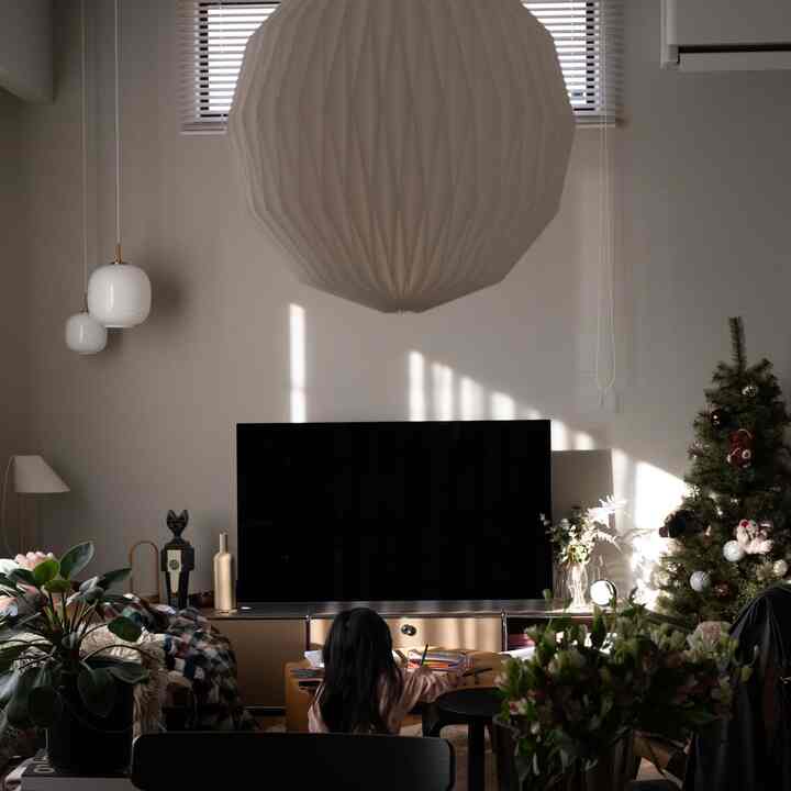 Aku memang menyingkirkan pohon Natal itu, tapi
Foto pohon Natal favoritku diambil di akhir tahun🎄 Aku juga suka karena ada tanaman besar di samping TV. 
#Rumah dengan anak-anak #冬の雰囲気 #北欧インテリア