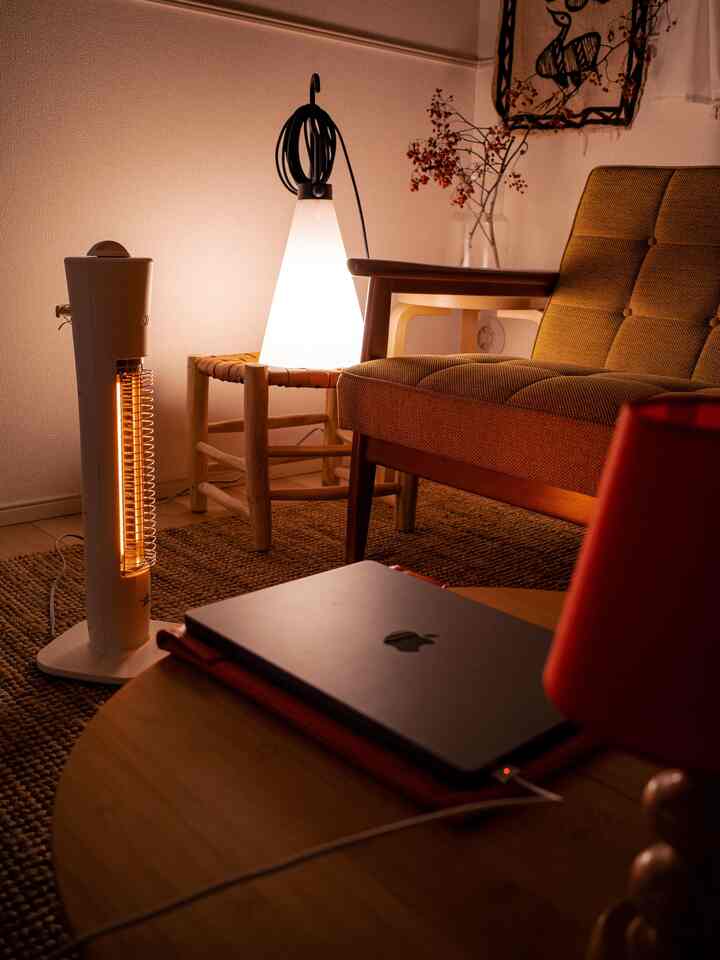 暖かアイテムを１つ追加。
アラジンのヒーター。つけるとすぐに暖かくて、朝の家出るまでの時間に重宝しています。

家は基本石油ストーブで部屋を温めています。火をつけてから、やっぱり時間がかかるので、朝の忙しい時には向いてない…

とはいえ、寒すぎるということで、コレに。

#ストーブ #間接照明 #カリモク60 #2シーター 