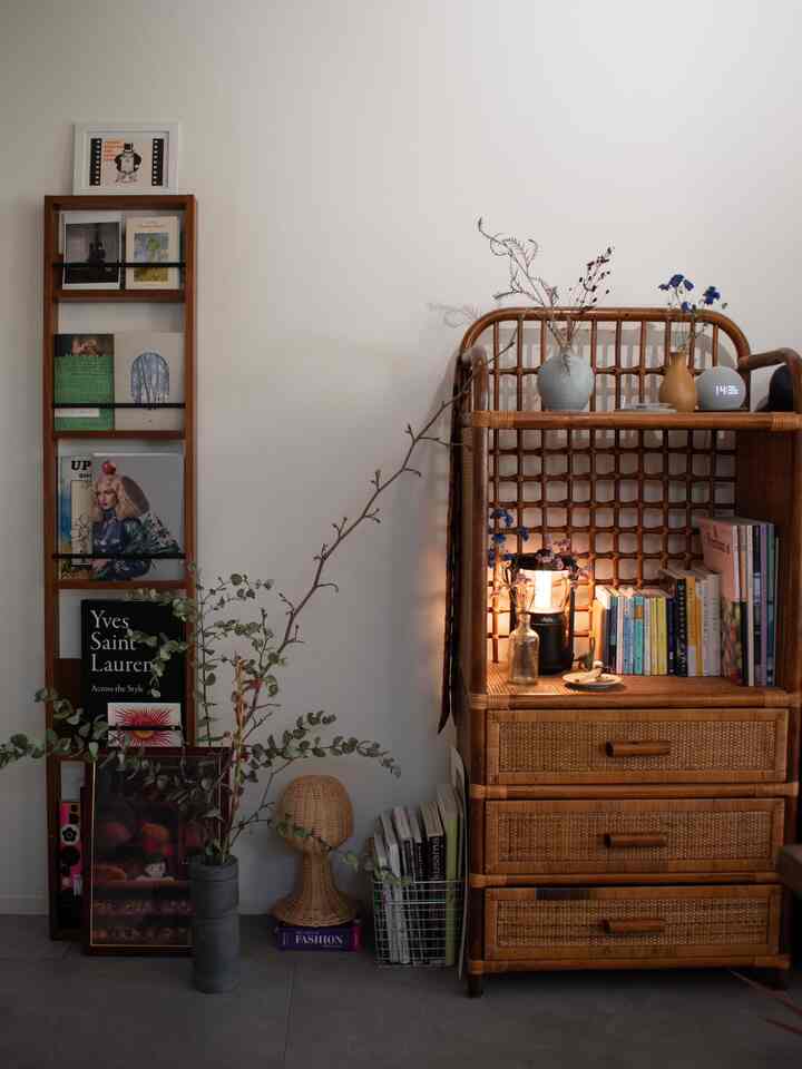 Art books and your favorite novels 🟠
and Alexa.

#1R #ワンルーム #一人暮らし #ひとり暮らし #賃貸 #本 #アートブック #花 #植物 #花瓶 #陶器 #ラタン #ラタン家具 #京都暮らし