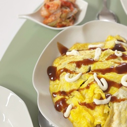 #오늘의우리집 #콘수프기록 #ftc13기이야기 
🍚 오므라이스 만들기 🍚
 • 재료(2인분 기준) • 
밥 2인분, 냉털 야채(애호박, 당근, 양파 등), 스팸 혹은 다진고기(생략가능), 간장 1큰술, 굴소스 1큰술, 케찹 2큰술, 돈까스 혹은 데리야끼소스와 마요네즈, 계란 2개
 • 만드는 법 • 
1. 야채를 다진다.
2. 팬에 기름 넣고 야채를 볶는다
3. 야채가 익으면 한쪽으로 몰아놓고 반대쪽에 간장을 넣고 팬을 기울여 태워준다.
4. 밥을 넣고 모두 섞는다.
5. 굴소스와 케찹을 넣고 골고루 볶은 후 그릇에 덜어둔다.
6. 계란 지단을 부쳐 볶음밥 위에 얹는다.
7. 돈까스소스, 데리야끼소스, 마요네즈 등을 취향껏 위에 뿌려준다.
〰️
주말 아침밥은 가족과 함께!
오늘은 다져서 냉동보관해뒀던 애호박과 당근이 생각나 오므라이스를 만들어봤어요. 여러번 만들어봤지만 이 레시피가 제 입맛엔 딱이더라구요! 오므라이스엔 역시 케찹맛이 나야하는 것 같아요. 짧은 시간에 휘릭 만들어먹을수있으니 한번 도전해보세용 🤍
#집밥 #레시피 #메뉴추천 #저녁메뉴추천 #점심메뉴추천 #집들이 #한상차림 #무자기 #주말아침 #오므라이스 #맞팔 #맞팔환영 #맞팔해요 #플레이팅 #플레이트 #한그릇요리