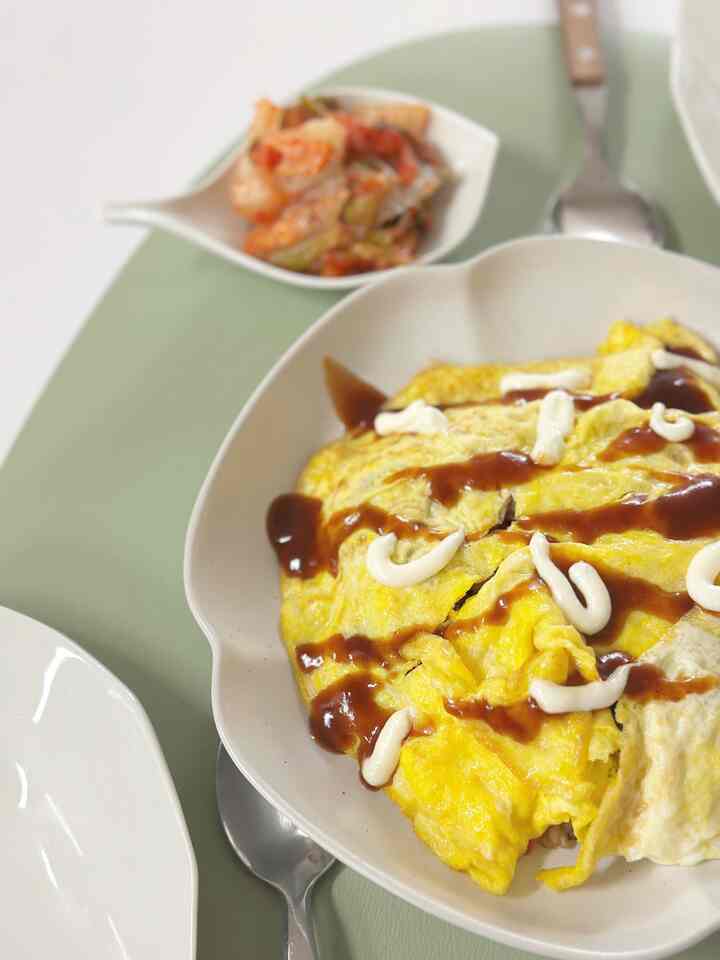 #오늘의우리집 #콘수프기록 #ftc13기이야기 

🍚 How to make omelet rice 🍚

• Ingredients (for 2 servings) • 
2 servings of rice, cold vegetables (zucchini, carrots, onions, etc.), spam or minced meat (optional), 1 tbsp soy sauce, 1 tbsp oyster sauce, 2 tbsp ketchup, tonkatsu or teriyaki sauce and mayonnaise, 2 eggs

• How to make • 
1. Chop the vegetables.
2. Add oil to the pan and stir-fry the vegetables.
3. When the vegetables are cooked, push them to one side and add soy sauce to the other side and tilt the pan to burn.
4. Add the rice and mix everything together.
5. Add the oyster sauce and ketchup, stir-fry evenly, and place in a bowl.
6. Add the egg custard and place it on top of the fried rice. 7. Sprinkle tonkatsu sauce, teriyaki sauce, mayonnaise, etc. on top to your taste.

〰️

Weekend breakfast with family!

Today, I made omelet rice because I remembered the zucchini and carrots that I chopped and froze. I've made it many times, but this recipe is perfect for my taste! I think omelet rice should taste like ketchup. You can make it in a short time, so give it a try 🤍

#Home cooking #레시피 #메뉴추천 #저녁메뉴추천 #점심메뉴추천 #집들이 #한상차림 #무자기 #주말아침 #오므라이스 #맞팔 #맞팔환영 #맞팔해요 #플레이팅 #플레이트 #한그릇요리