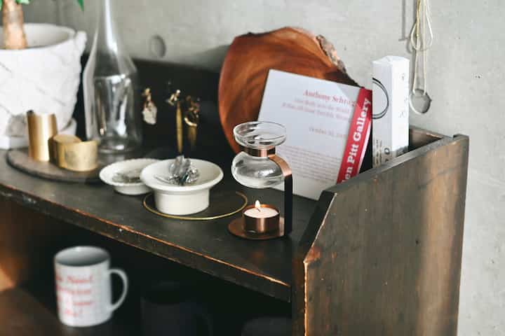 我が家の香りもの紹介②

3coinsで何となく目に止まって購入した香立てを結局ずっと愛用中🕯️

KINTOのアロマディフューザーも、使う程銅の部分にも味が出てきていて嬉しい＾＾

パロサントはディフューザー用に買った岩石に立てかけて使うのが我が家では定番化しつつある
灰が落ちても汚れないし、燃えない安心感がありがたい…⛰️🌿

#お香立て #パロサント #アロマ #アロマディフューザー #お香 #棚 #飾り棚 #飾り方 #インテリア #インテリア雑貨 #古家具 #器 #食器 #観葉植物 #コンクリート #コンクリート打ちっ放し #ディフューザー 