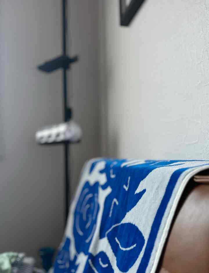 My favorite bath towel from mytone.

I draped it over the sofa as part of the interior,

I also used it as a lap blanket...

It's so much fun to watch the drab room slowly become more colorful...

#myroom
#Korean interior
#Midcentury modern
#Leather chair
#drawaline
#FurnitureHunter
#IKEA
#mytone
#bath towel
#lap blanket
#blue