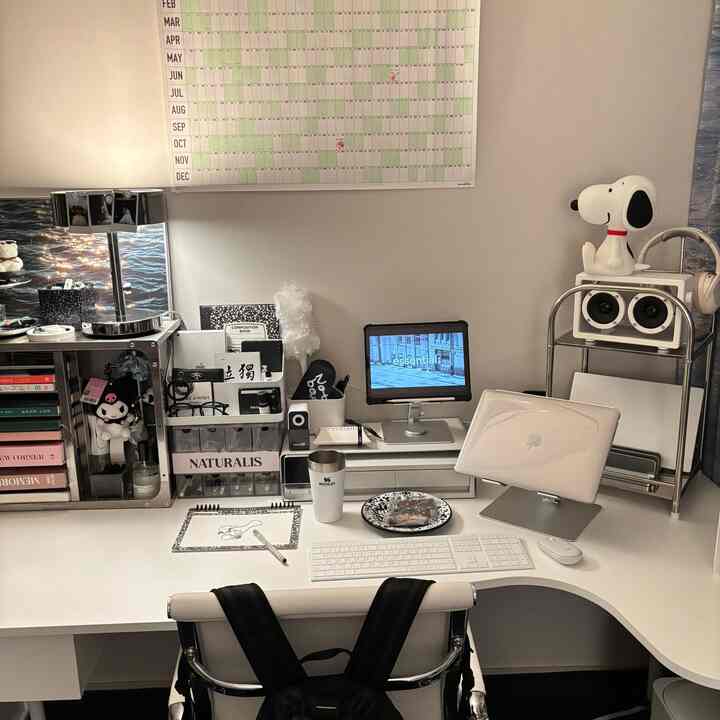 白とシルバーのトーンのホームオフィス、清潔感のあるモダンな机とオフィスチェアが配置された雰囲気のあるインテリア