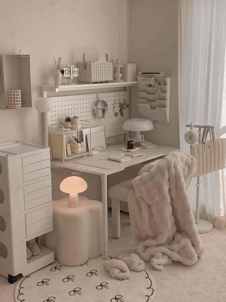 柔らかなホワイトとベージュのトーンのワンルーム書斎、白いデスクと照明が温かく整ったホームオフィス空間