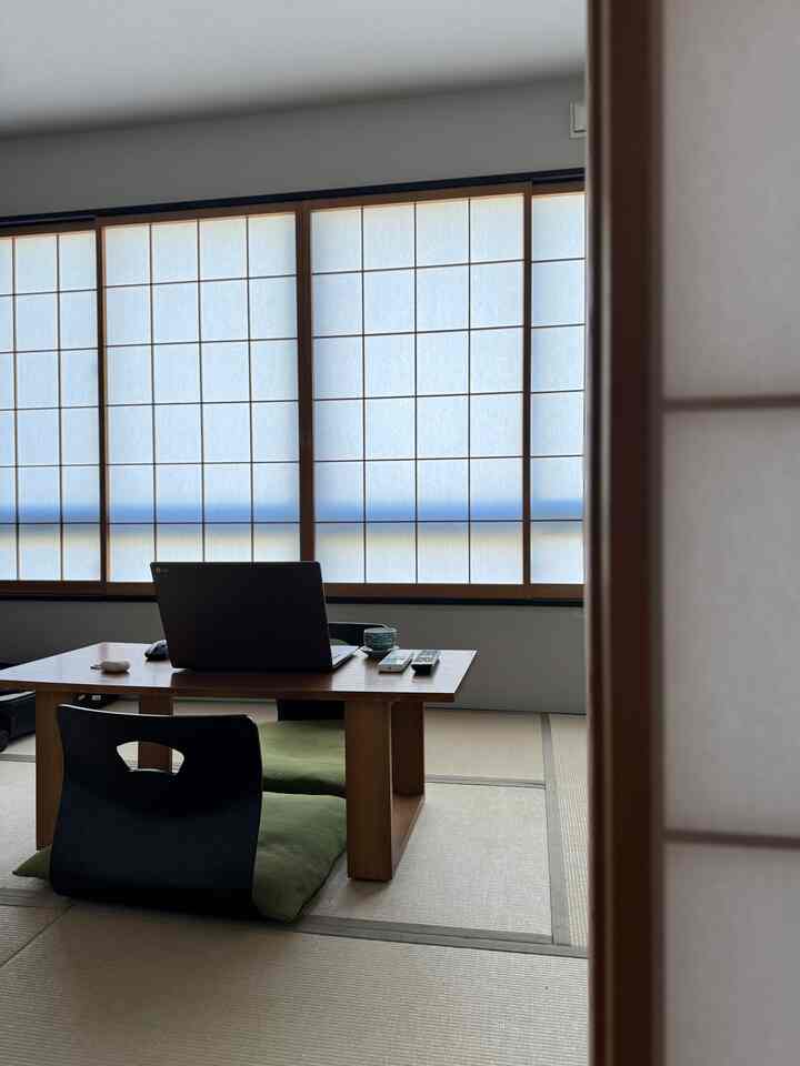 #新婚夫婦日常日本で10日間生きてみる
今年1月1日は日本の大阪で年を迎えました。
11日間日本の趣にすっぽり住んでくれた宿です。
＃ジェンスタイル＃東洋風 

昔ながらの旧玉ですが、全室畳の底にハンジ文風地感性
何でも小さく、狭くて合理的な生活環境に濡れました。
床暖房もダメで、雨風もひどくて大変でした🥶
3日目の頃、日本の家に適応しました。

📌日本生活ルーチン📌
毎朝大阪城の散歩に行く
運動後に戻って緑茶を一杯飲む
携帯電話ではなく本を見る
目的地なしで近所を見る
お気に入りの場所に入って滞在する（カフェ、レストラン、リビングショップ）
夕食は日本の家庭料理で自家製にして食べる

もちろんこのように暮らしている間にも行きたいリビングショップは全部回って帰ってきました😉一つ一つ使いながら共有してみます。

スレッドとインスタで新婚夫婦の日常を記録しているエレガントホームです。
＃ftc12期＃日本のインテリア＃日本の家＃今日の家
#日本風インテリア #日本感性 #日本風インテリア 