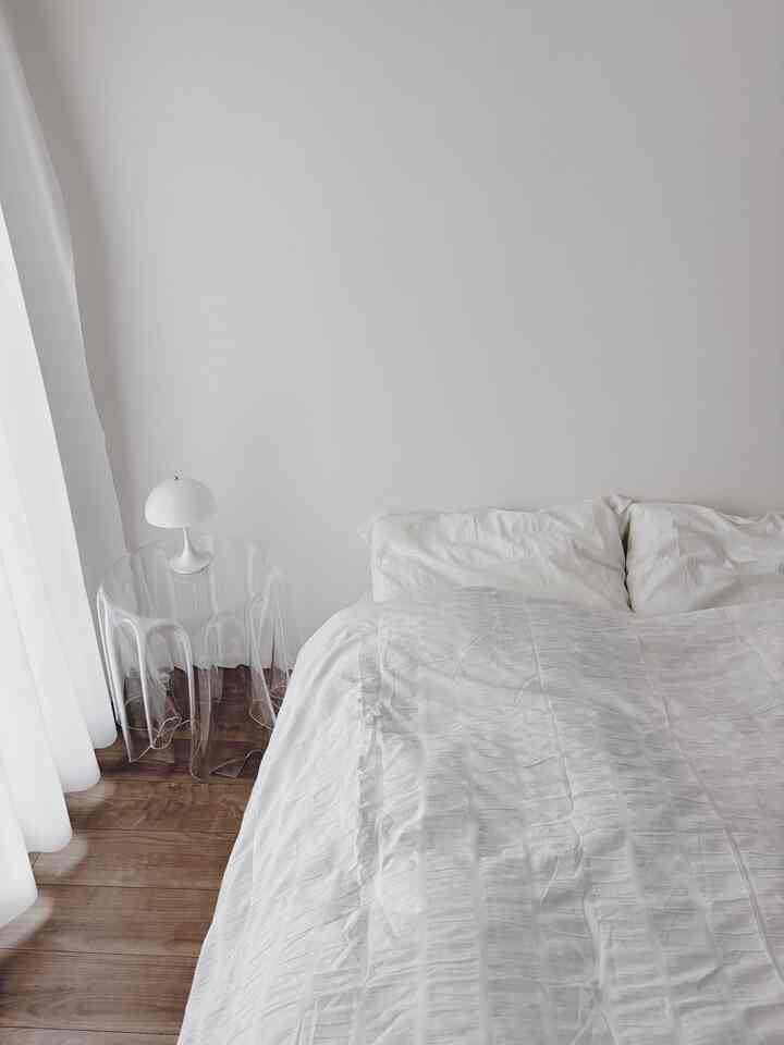 ベッドルームを模様替え。
無地のホワイトだけど、くしゅくしゅしたウェーブがアクセントになっていて可愛い🦢
クリーンな印象にしたくてクリアテーブルを合わせました。
ランプシェードもついでに変えて、HAYの縦長タイプに。寝室、もちょっといろいろ手を加えたいな。


#寝室インテリア #寝具 #ベッドルームインテリア #ベッドルーム #bedlinen #bedroom