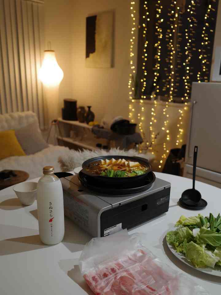 冬はほぼ毎日お鍋🍲
(昨日はキムチ鍋)

最近ハマってる無添加のマッコリ🥛
おいしい♡

#夕食 #ダイニング 