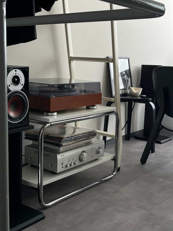 Living room with white and black tones featuring a retro record player and audio equipment in a modern interior