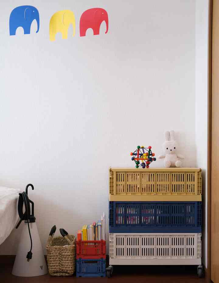 子供のおもちゃや服の収納はコンテナに

#hay
#flos
#赤ちゃんの小物 
#赤ちゃんのいる暮らし 