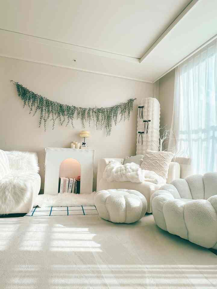 #우리집포토존 #웜톤인테리어
こんにちは〜🙋‍♀️
今朝ブラックアイスがひどくて気をつけて出勤しましたね。 🚗❄️

最近一番好きな我が家の空間をご紹介します。 ✨写真を一番撮るリビングルームです。
壁面に歩いたユーカリガーランドが、さわやかな緑色を加えてくれて、🌿
ふわっとしたアーチ型デコ棚には好きな本を置いておきました。 📚
ランプのほのかな光がアーチに映ると、まさにヒーリングそのものです。 💡

特に自慢したいのはドトムハンふわふわがソファです。 🛋️
マシュマロのように丸いデザインが可愛すぎませんか？ ☁️
ホワイトパーラグとニットクッションでふわふわを一層加えました。  #포토존 #예쁜집 #홈스타그램 #오늘의집 #인테리어팁 #화이트톤 #홈데코 #집스타그램 #아치인테리어 #유칼립투스가랜드 #화이트소파 #미니멀인테리어 #홈카페 #아침커피 #화이트러그 #인테리어소품 #마시멜로소파 #햇살맛집 #interior #homedecor #whiteinterior #minimalhome #livingroom​​​​​​​​​​​​​​​​​