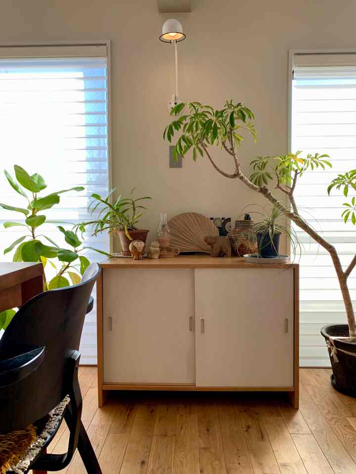 壁とサイズがぴったり、アアルトのキャビネット。 

#キャビネット #飾り棚 #リビング小物 #ウォールランプ