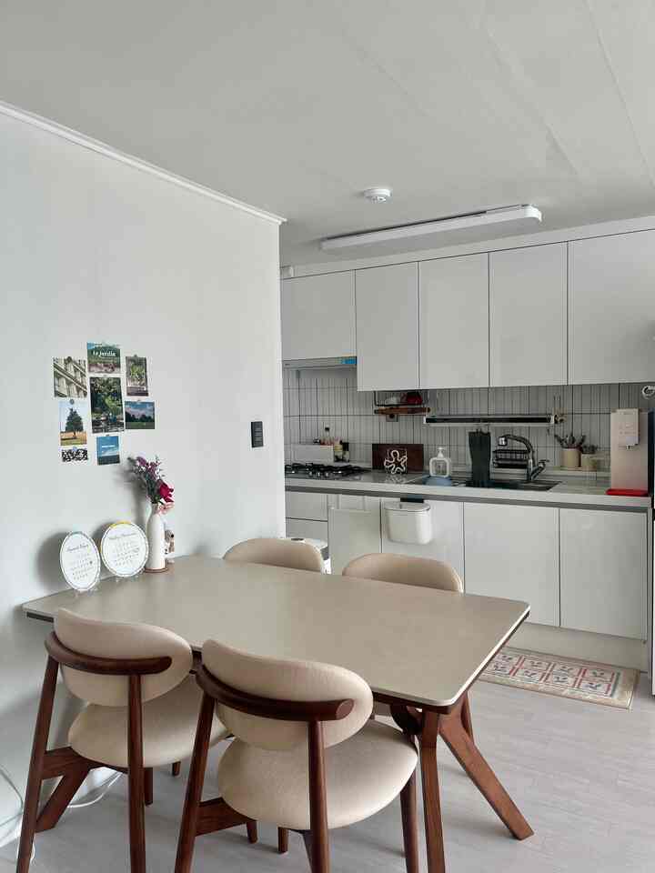 ➕キッチンにポイントを与えるための確実な方法➕

キッチンでかさばる家具は＃ダイニングテーブルですか？
かさばるほどキッチンの雰囲気を左右しないようです！
だから私は＃キッチンダイニングテーブルを買うときに最も悩みました。
だから価格のためにコスパとして買いたいと思います。
お金をもう少し使ってもお好み狙いの食卓を購入しました！

私がピックしたダイニングテーブルは➡️ゴッホセラミックダイニングテーブル⬅️
暗い色の原木にセラミック素材のダイニングテーブルです。

✔️一番好きなのは椅子でした
後ろから見たときにきれいに伸びた足がとてもきれいで
他の製品を見ても大丈夫だったんですよ… 🫧
悩みの末に購入しました。 
キッチンにポイントがしっかりとなって完全満足です！

✔️新婚夫婦の2人で使用していますが、完全に余裕があります。

✔️セラミックは物を置いたときに音がたくさん出ると言っていましたが、製品は大きく音が出ないと思います！

✔️セラミック版は両面なので好みに応じて裏返すこともできますよ！

＃キッチンインテリア＃キッチン＃キッチン装飾＃キッチン家具＃ダイニングテーブルチェア＃ダイニングテーブルおすすめ＃ダイニングテーブルインテリア＃ダイニングテーブル飾り