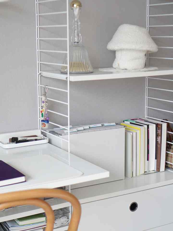 白を基調としたコンパクトなホームオフィス、整理されたデスクと収納が配されたミニマルな雰囲気のインテリア