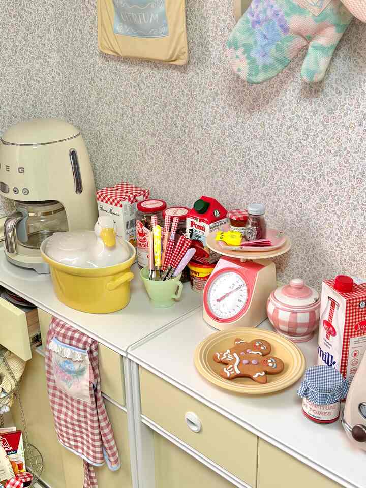 ベージュとホワイトのトーンのキッチン空間、SMEGのドリップコーヒーメーカーと調理器具が配置された雰囲気のあるおうちカフェ