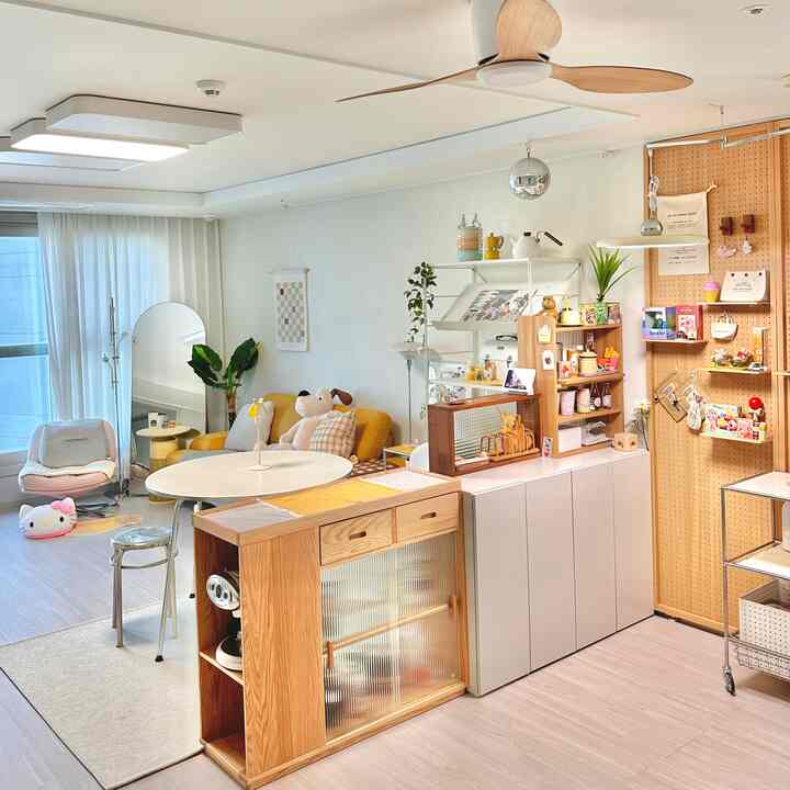 南のトレンドですが、壁紙のグレーがひどすぎる
私はみんな優しくなった日差しでしたが、
今は照明の赤ちゃんもよく受けて、飾りたい気持ちができる最近 🥰

これ以上は曇った目ができない!!!!」
3-4日苦しんだが、今置いておくように残す順番


（次はまたどんな挑戦をしてみよう……ㄲ）
。 
＃セルフモデリング＃セルフペインティング＃ペイント＃リビング飾り＃リビングインテリア 
#小道具 #インテリア小道具 #お部屋 #roominspiration #room 
#painting #homeinterior #homepainting