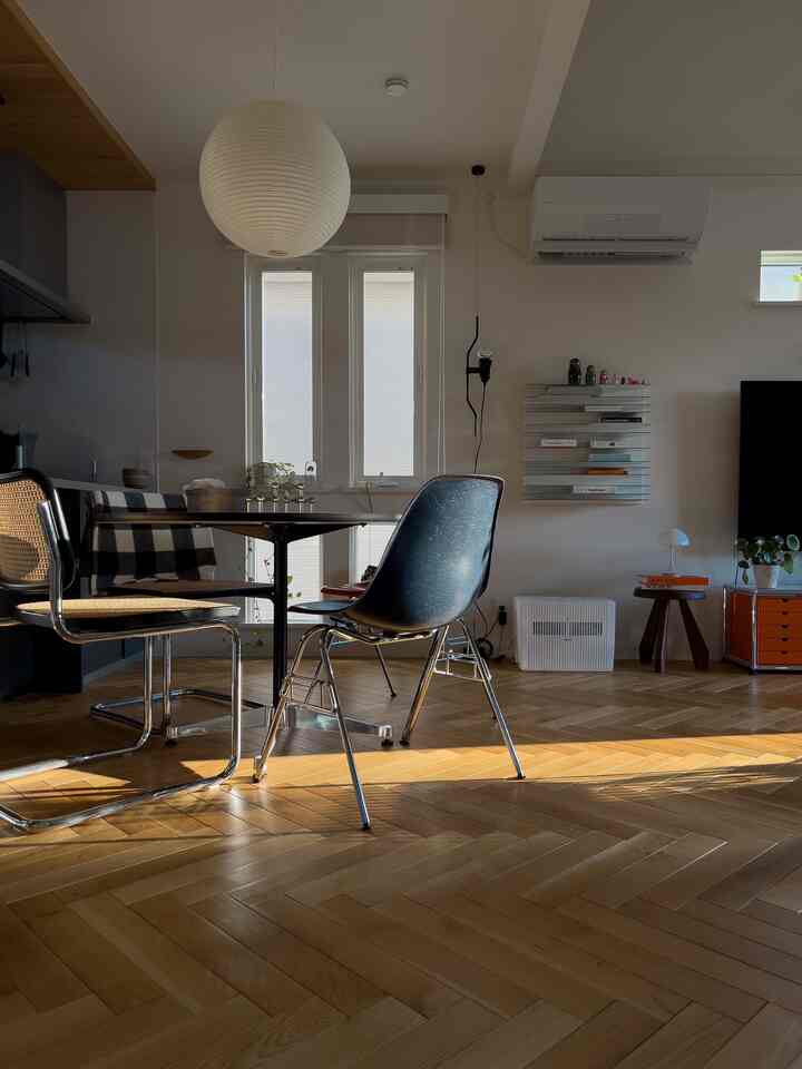 ネイビーの椅子と木製フローリングが映える、明るく自然な雰囲気のモダンダイニング