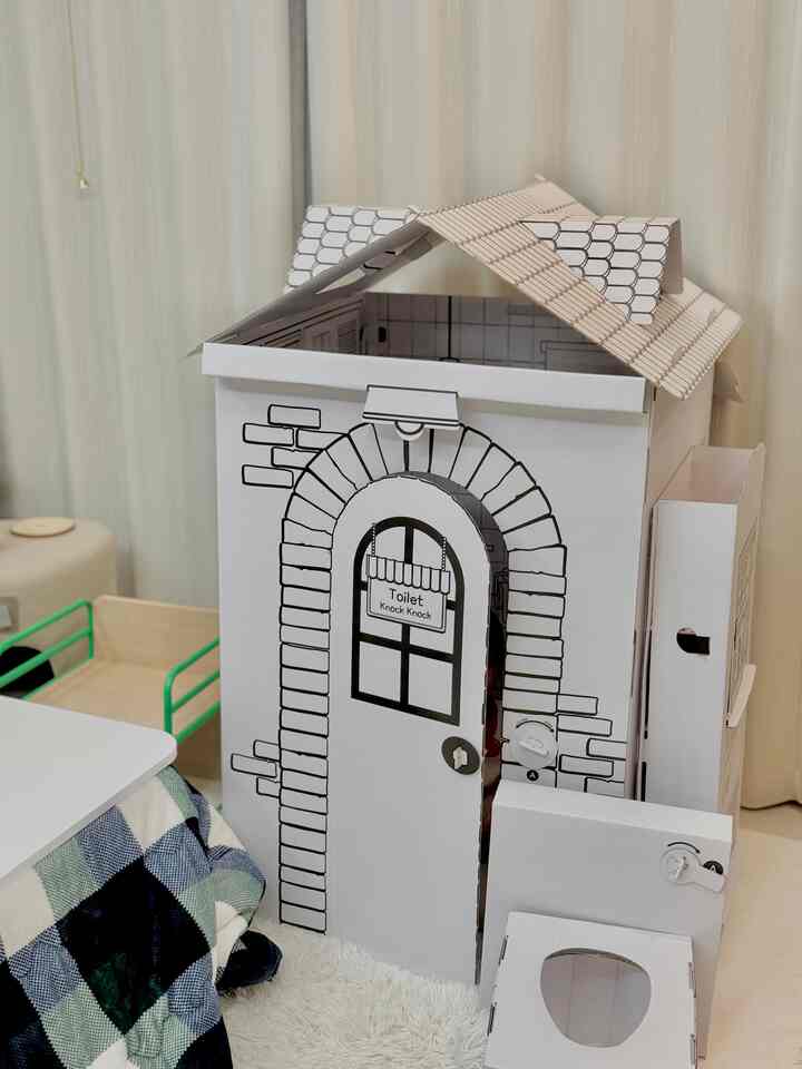 #ネドンナサン #コンスープ記録 

子供たちの想像力に満ちた小さな空間、マイハウス2のお風呂です。 🏠✨ 子供が楽しく遊べるように室内はバスルームのコンセプトでデザインされていて、ドアを開け閉める少し楽しいまで加えられました。小さな手で扉を叩いて、中で自分だけの遊びを作っていく姿がとても可愛いですよね？ ❤️

中ではブロック、おもちゃ、小物を取り出して遊び、まるで自分だけのアジトにいるような気分を感じることができますよ。紙の材質で作られており、軽くて安全で、組み立ても簡単なので、両親も気軽に活用できます。 😊家の中で想像の中で遊びを繰り広げることができるこの空間、子供の一日をさらに特別に作ってくれるでしょう！

⭐️いいね、スクラップ、コメントはいつも感謝しています⭐️

＃マイハウス2＃お風呂遊びプレイハウス＃子供のおもちゃ＃ハウスコックプレイ＃プレイおすすめ＃プレイ想像力#アイザック 