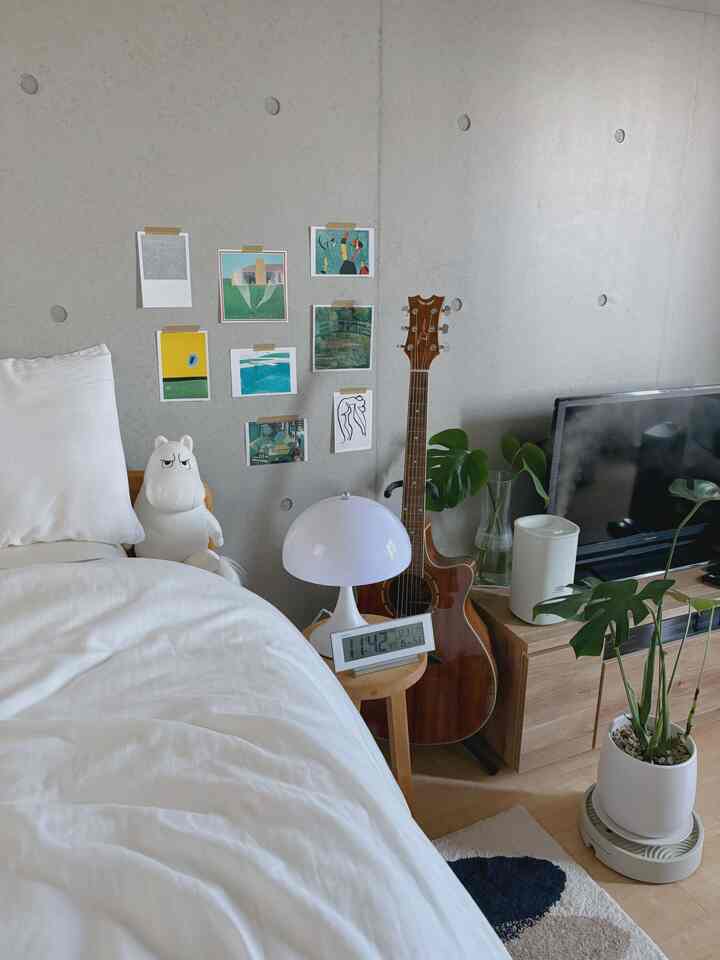 ベッドサイド。
モステラスの定位置はここになりました🌱

キャスター付きのプランタースタンドを使ってるから楽に動かせて、
テレビ台の真ん前でも邪魔にならない！

#ナチュラルインテリア #モダンインテリア #モダンナチュラル #一人暮らし部屋 
#鉢置き台 #観葉植物 #モンステラ #ウッド系 #ベッドサイド #ワンルーム #ホワイト家具 