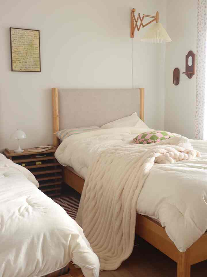 ＃今日の私たちの家＃コンスープ記録

今年の読書をたくさん試そう
協力も変えました。
自分の前にも一生懸命読んでみましょう📖📚

私は一生懸命読んでいるので、子供たちも一緒に本を読んでいます。
やっぱり親は子の鏡なのかな
子供のためにももっと正しく生きようと努力します

ベッドㅣサムアンドデコファインウォンネックベッド
協議ㅣトゥク
布団ㅣハロースリップ
メトリスカバーㅣモンビジュ
ハートクッションㅣモンビジュ
壁の照明ㅣベラスホーム

＃部屋を飾る＃寝室を飾る＃寝室のインテリア＃家を飾る
＃ホームスターグラム＃部屋スターグラム＃寝室スターグラム＃ホームスターグラム
＃ホームスタイリング
＃今日のシーンカット＃ツインベッド＃メイド＃ツインベッド＃ツインベッド 