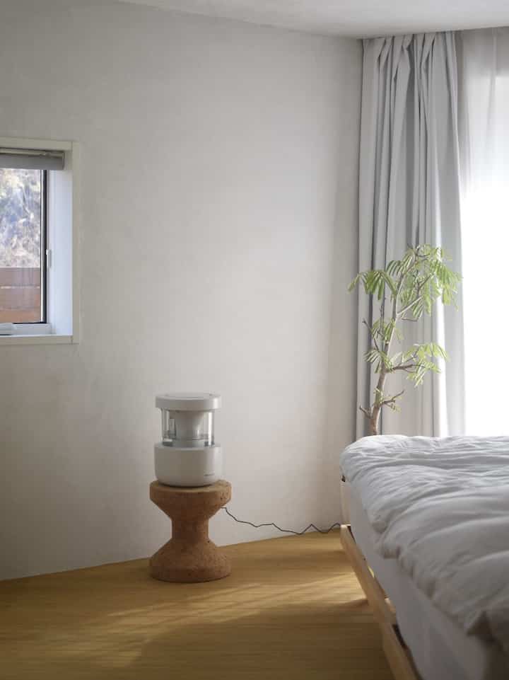 家に加湿器が一台しかなくてリビングと寝室に運ぶという非効率なことをしていたのでようやく買いました😌快適です🌿　#加湿器 #寝室 #遮光カーテン #観葉植物